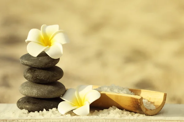 Composición del spa con flores en la playa de arena de cerca —  Fotos de Stock