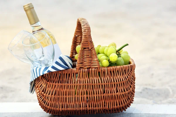 Picnic basket with bottle of wine — Stock Photo, Image