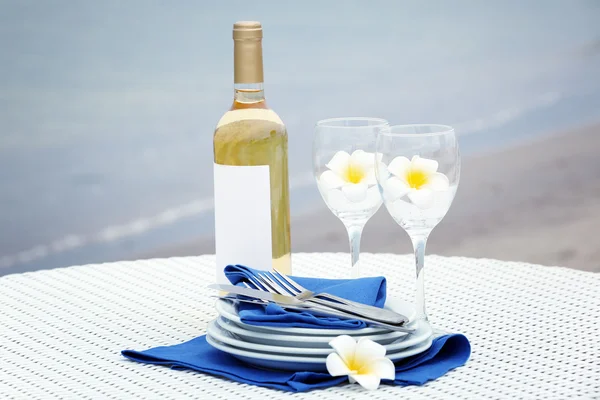 Witte tafel geserveerd — Stockfoto