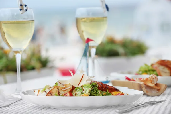 Heerlijke salade met geserveerd wijn — Stockfoto