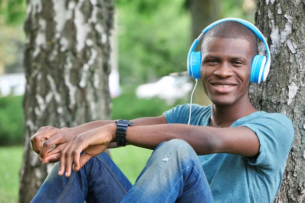 Kjekk afroamerikansk mann – stockfoto