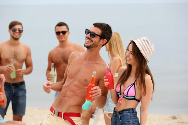 Bella gente che si diverte sulla spiaggia — Foto Stock