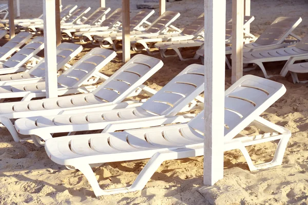 Plastikliegen am Sandstrand — Stockfoto