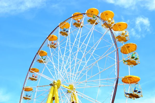 Ferris wiel op blauwe lucht — Stockfoto