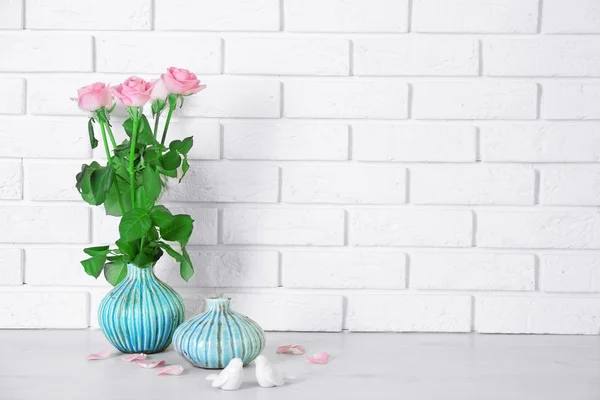 美丽的玫瑰和花瓶 — 图库照片