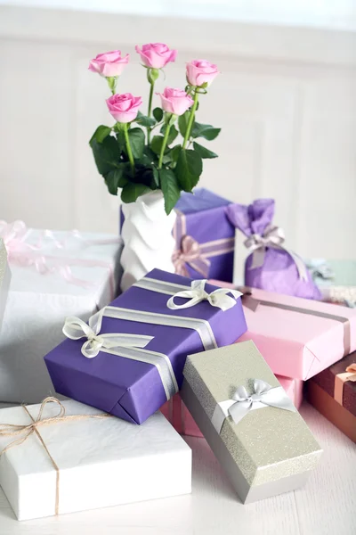 Gift boxes and roses — Stock Photo, Image