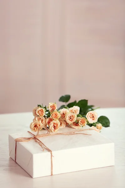 Grande confezione regalo bianca con mazzo di rose — Foto Stock