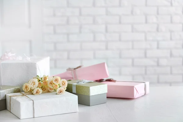 Coffrets cadeaux décorés et bouquet de roses — Photo