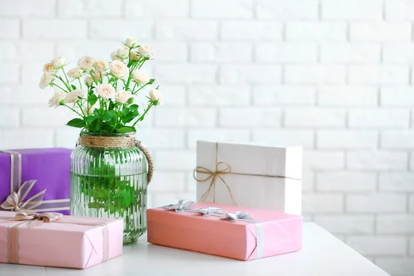 Složení barevné dárkové krabičky a květiny — Stock fotografie