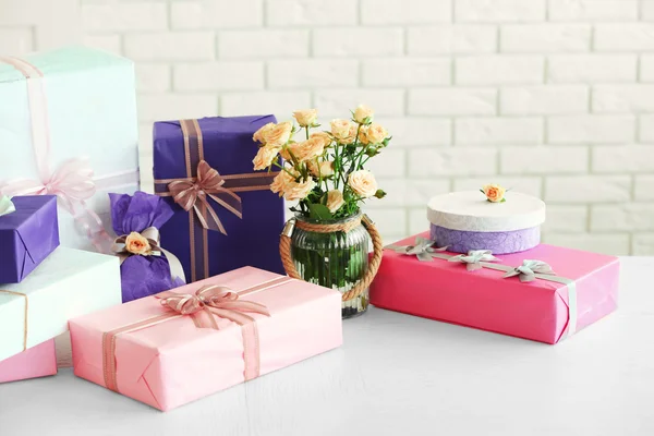 Состав красочных подарочных коробок и цветов — стоковое фото