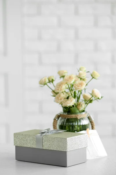 Große schöne Geschenkbox mit Blumenstrauß — Stockfoto