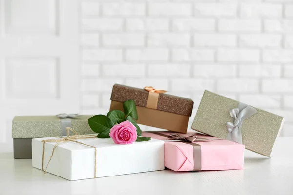 Niedliche Geschenkboxen mit Rose — Stockfoto