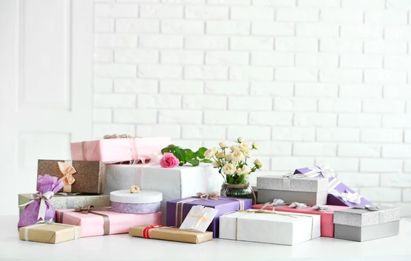 Caixas de presente decoradas e flores — Fotografia de Stock