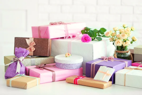 Geschenkboxen und Blumen dekoriert — Stockfoto