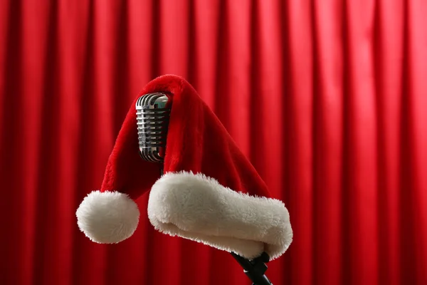 Micrófono Vintage con Sombrero de Navidad —  Fotos de Stock