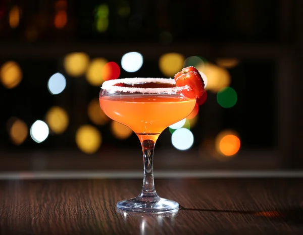 Cocktail sul bancone del bar — Foto Stock