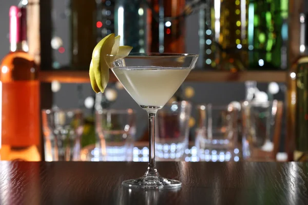 Cocktail decorado com peaces de pêra no balcão do bar, close-up — Fotografia de Stock