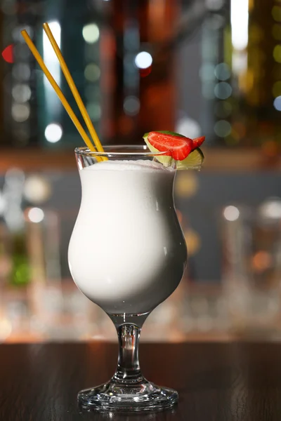 Alcohol cocktail met aardbei en kalk op de balk teller, close-up — Stockfoto