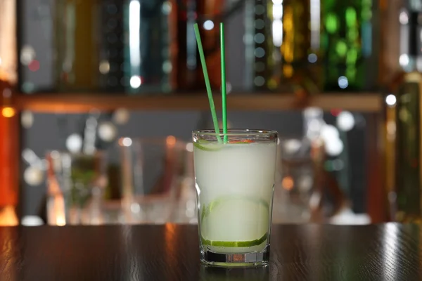 Cocktail met stukken van limoen op de balk teller, close-up — Stockfoto