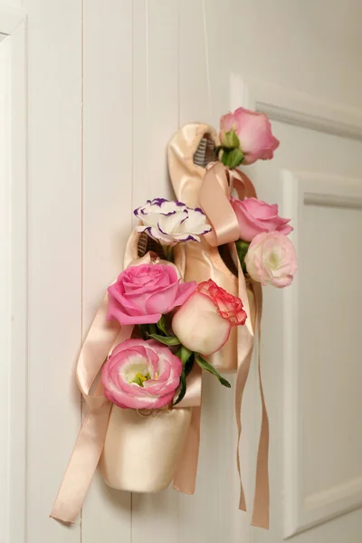 Ballet shoes with roses — Stock Photo, Image