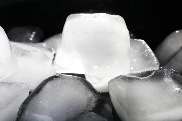 Cubes de glace mat sur fond liquide foncé — Photo