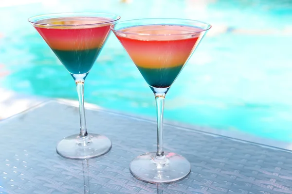 Cocktails on swimming pool — Stock Photo, Image