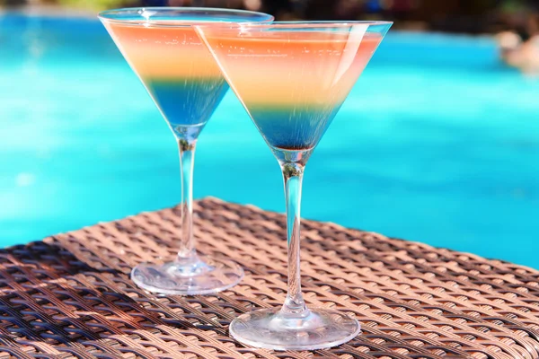 Cocktails na piscina — Fotografia de Stock