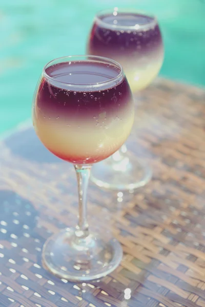 Cocktails na piscina — Fotografia de Stock
