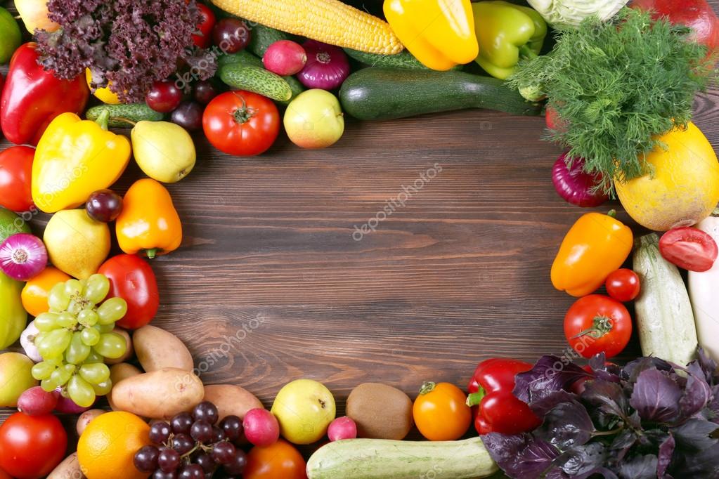 Куча фруктов и овощей на деревянном фоне — Стоковое фото