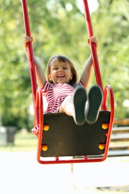salıncak üzerinde küçük kız 