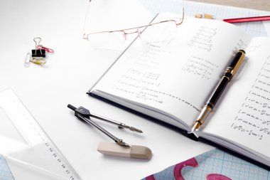 Okul malzemeleri ve ders kitabı