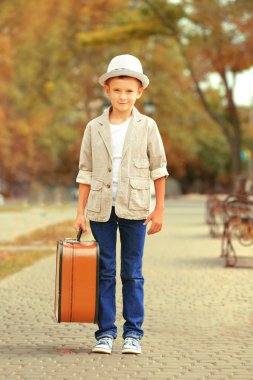 Bavullu küçük çocuk.