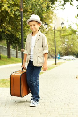 Bavullu küçük çocuk.