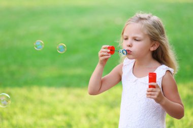 Sabun köpüğü üfleyen kız