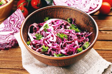 Kırmızı lahana ve maydanoz salatası