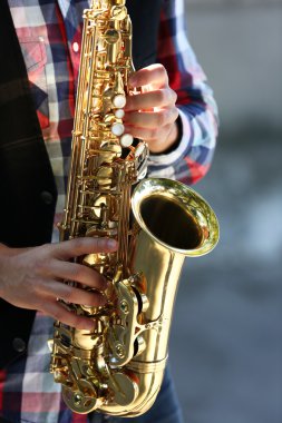 Yakışıklı genç sax oyun açık havada, yakın