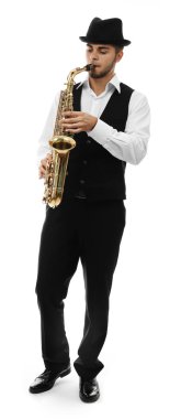 Mutlu saksofoncu sax beyaz arka plan üzerinde şık elbiseli müzik çalış