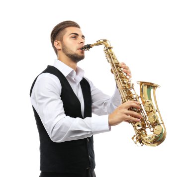 Mutlu saksofoncu sax beyaz arka plan üzerinde şık elbiseli müzik çalış