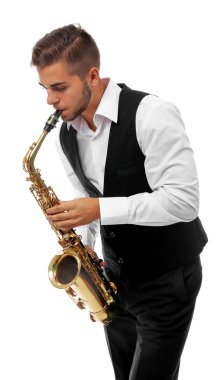 Mutlu saksofoncu sax beyaz arka plan üzerinde şık elbiseli müzik çalış