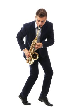 Zarif mutlu saksofoncu sax beyaz arka planda müzik çalış
