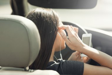 Arabadaki genç kadın. 