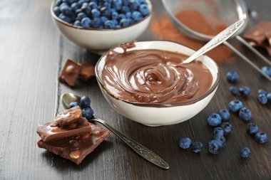 Çikolatalı Krema ve yaban mersini ile güzel kompozisyon