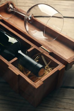 bir şişe şarap ve boş bardak  