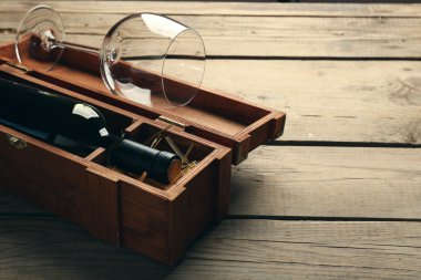 bir şişe şarap ve boş bardak  