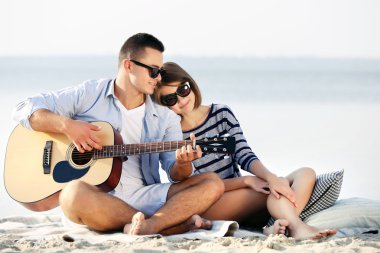 Nehir üzerinde genç Çift