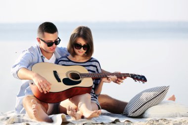 Nehir üzerinde genç Çift