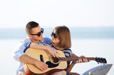 Nehir üzerinde genç Çift