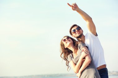 Nehir üzerinde genç Çift