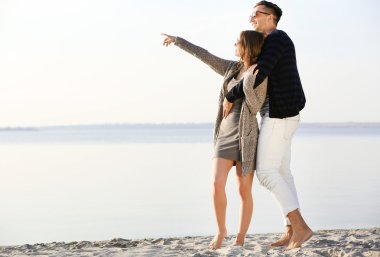 Nehir üzerinde genç Çift