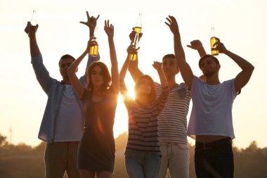 Bira ile genç ve güzel insanlar 